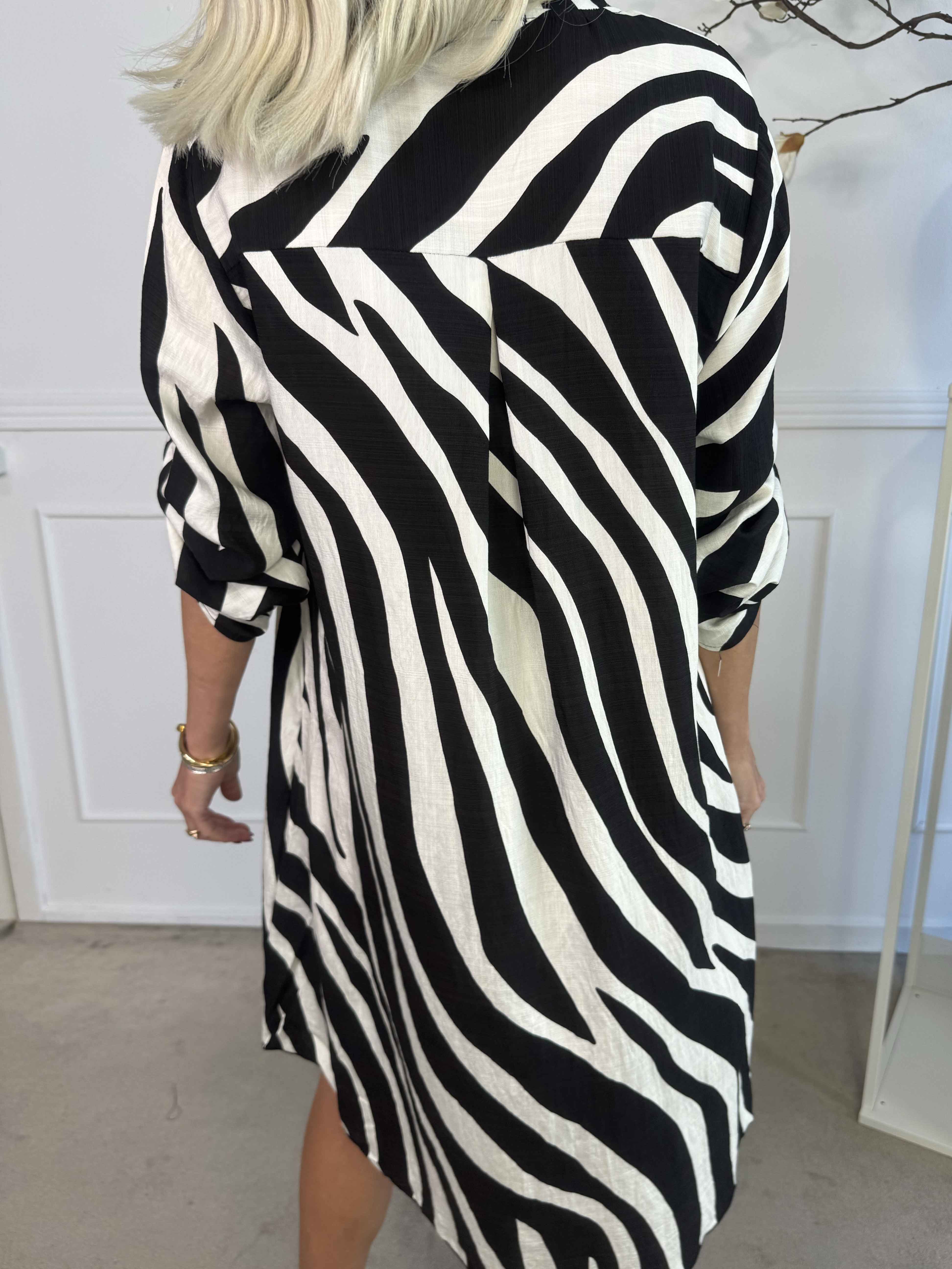 Luna - Stribet tunikakjole i viskose med knapper ved brystet